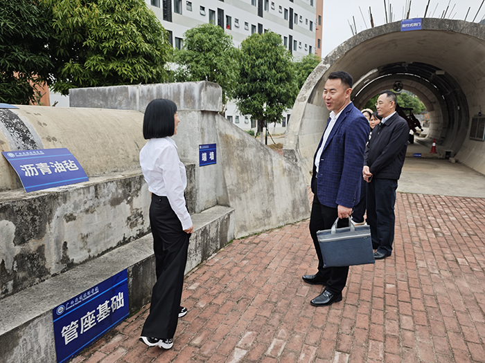 學院領（lǐng）導在（zài）檢查伊嶺校（xiào）區教學實訓場地.jpg