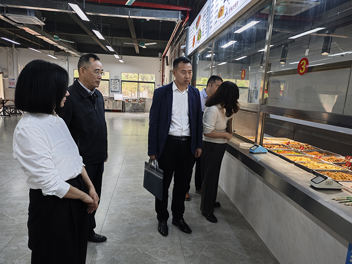 學院領導在檢查伊嶺校區學生飯堂.jpg