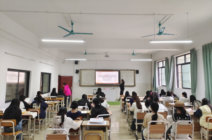黃海笑醫師在伊嶺校區（qū）給女生們授課.jpg