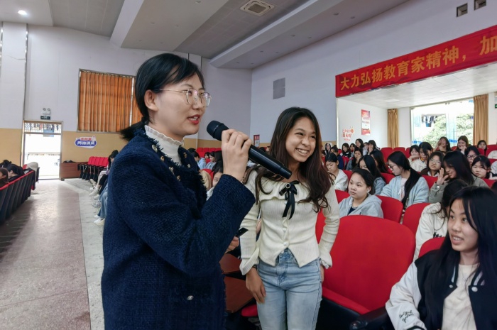 梁壽珺與女生互動圖一.jpg