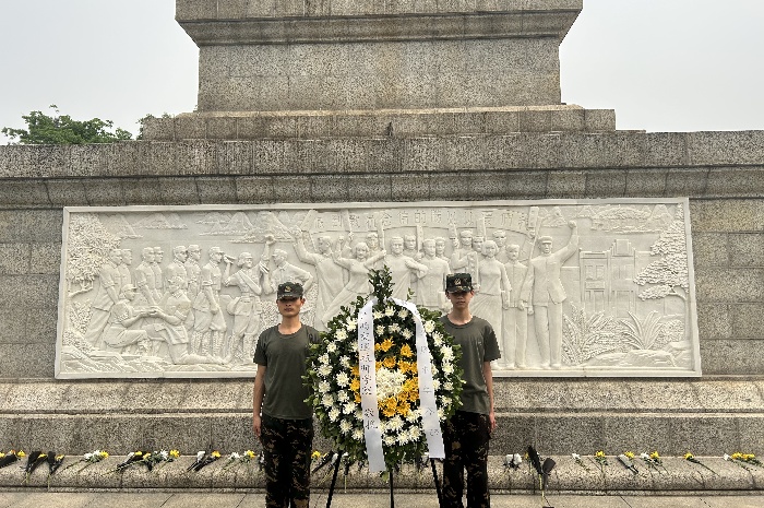 向革命先烈敬獻花圈.jpg