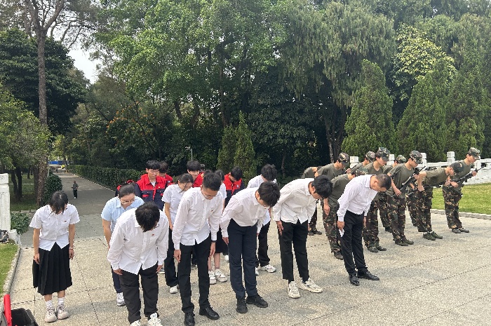 向革命先烈三鞠躬.jpg