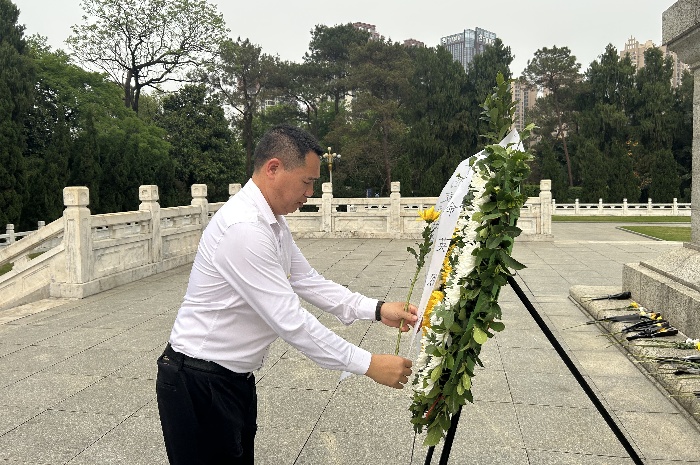孫（sūn）祖德整理花圈（quān）挽聯.jpg