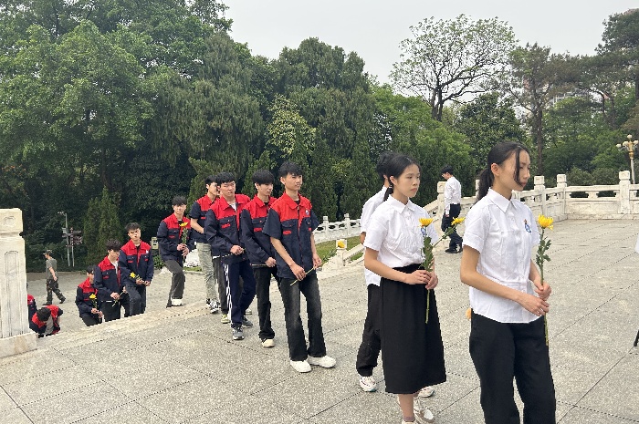 向革命先烈（liè）敬獻菊花（huā）1.jpg