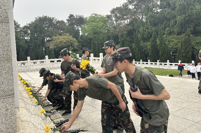向革命先烈敬獻菊花2.jpg