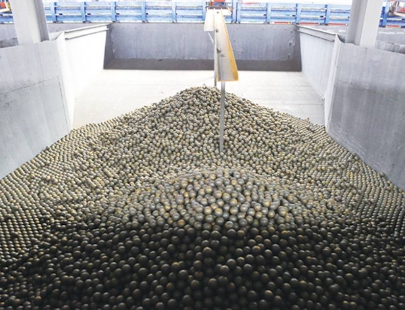 衝擊韌性高:衝擊韌性大於等於12j/cm2;破碎率低:抗破碎及抗剝碎性能是一般鑄造鋼球的10倍以上，落球衝（chōng）擊次數20000次以上，實際破碎率不超過1%,接近於無破碎（suì）。